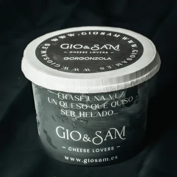 Helado de tarta de queso con gorgonzola
