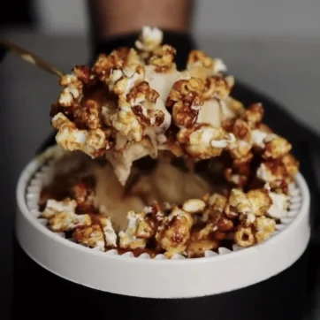 Tarta de queso con palomitas caramelizadas y cobertura de caramelo
